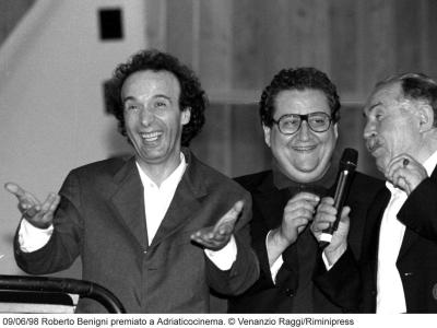 Roberto Benigni insieme a Vincenzo Mollica e a Tonino Guerra per premiazione al Festival Adriaticocinema, 1998 (Archicio Raggi/Riminipress)