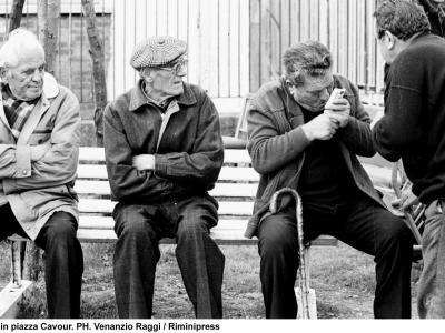 Anziani in Piazza Cavour, 1998 (Archivio Raggi/Riminipress)