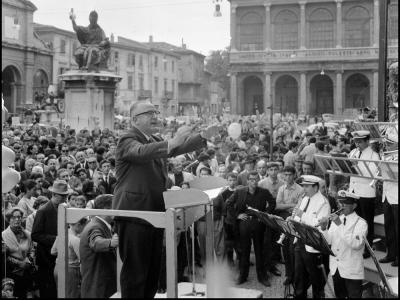 1966 Umberto Bartolani dirige la Banda Città di Rimini prima della tombola di San Gaudenzo (Foto D. Minghini)