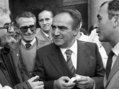 1981 La tombola di San Gaudenzo. A sinistra Don Oreste Benzi (Foto D. Minghini)